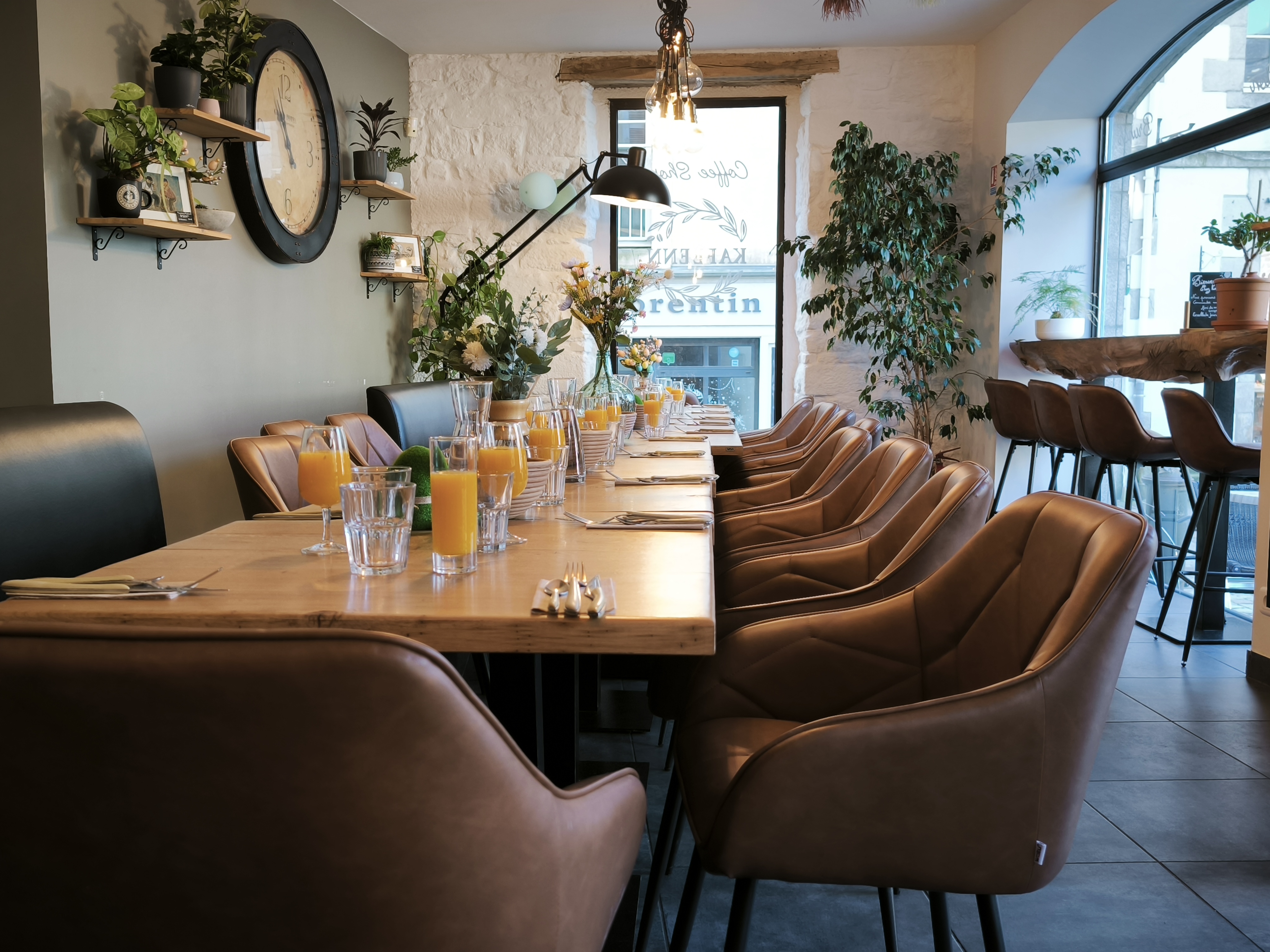 Intérieur cosy de Kafeenn avec plantes et bois